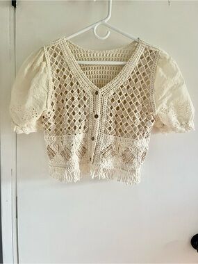 Cream crochet knit v-neck cropped top lace puffed short sleeves fringe hem S/M